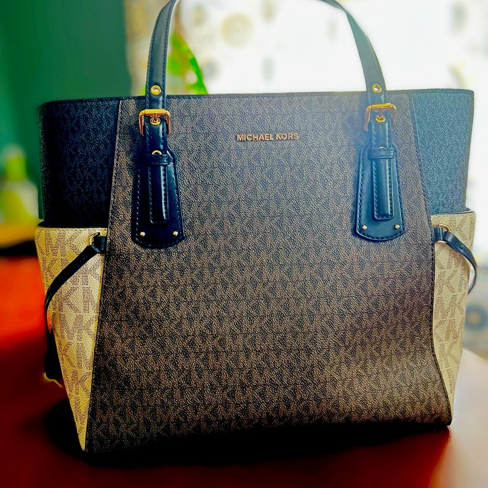 TRIED ON WT Michael Kors Voyager Signature Tote
